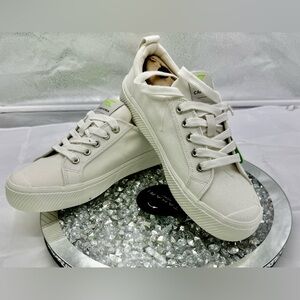 Cariuma Oca Low Canvas Sneakers NIB size 7.5